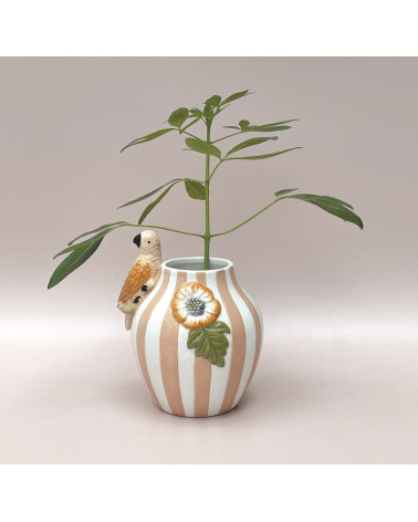 Vase rayé rose avec oiseau en relief – décoration poétique en faïence