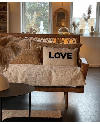 Coussin toile LOVE noir et naturel 30x50 – décoration moderne et chaleureuse