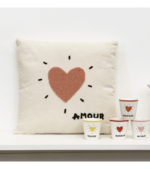 coussin coeur rose amour sur etagere decoration douce