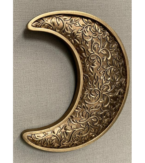 détail lune murale dorée en résine avec motifs floraux en relief