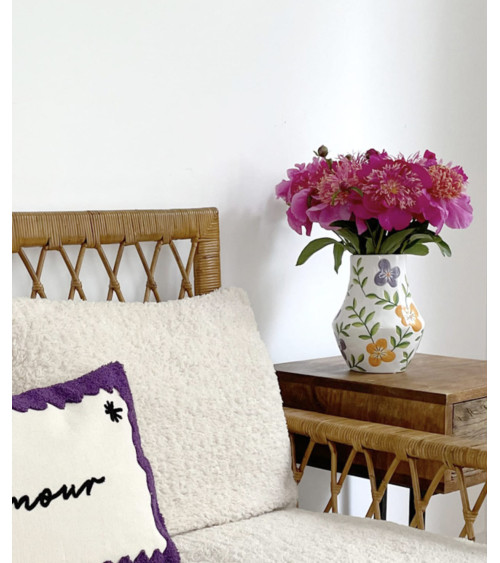 vase fleuri décoratif posé sur table dans salon style bohème