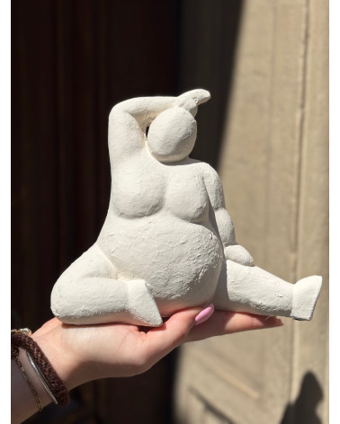 Statue femme abstraite en ciment écru – sculpture décorative minimaliste et poétique