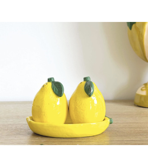 saliere poivriere citron ceramique ambiance table cuisine bois