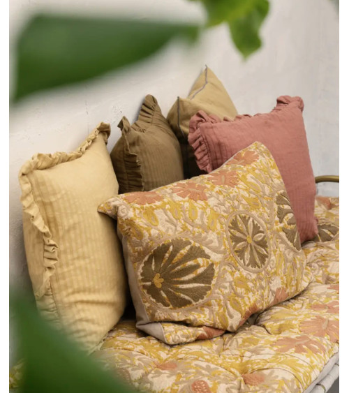 coussin suzani brodé sur canapé ambiance bohème chaleureuse