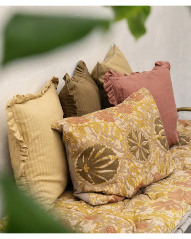 coussin suzani brodé sur canapé ambiance bohème chaleureuse