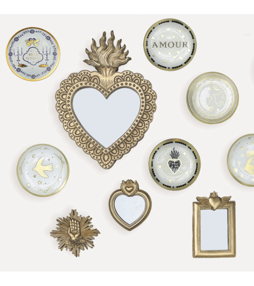 Assiette décorative mosaïque cœur sacré ex-voto en verre style bohème chic entourée de décorations murales dorées