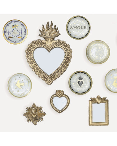 Assiette décorative mosaïque cœur sacré ex-voto en verre style bohème chic entourée de décorations murales dorées