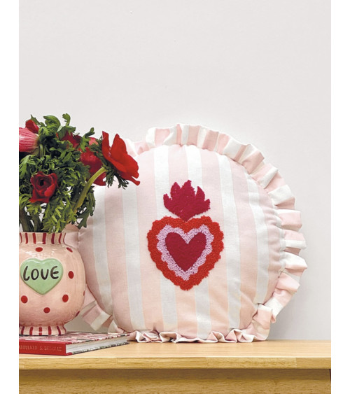 Coussin rond rose à rayures avec cœur brodé et volant bohème chic