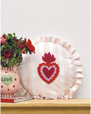 Coussin rond rose à rayures avec cœur brodé et volant bohème chic