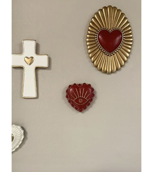 Composition murale bohème avec décoration cœur rouge doré et croix décorative style ex-voto