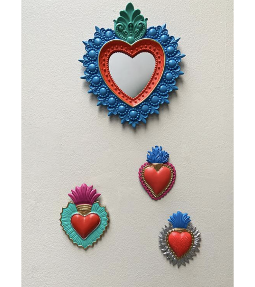 Composition murale bohème avec ex-voto colorés et cœurs décoratifs mexicains