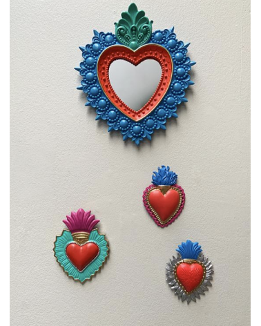 Composition murale bohème avec ex-voto colorés et cœurs décoratifs mexicains