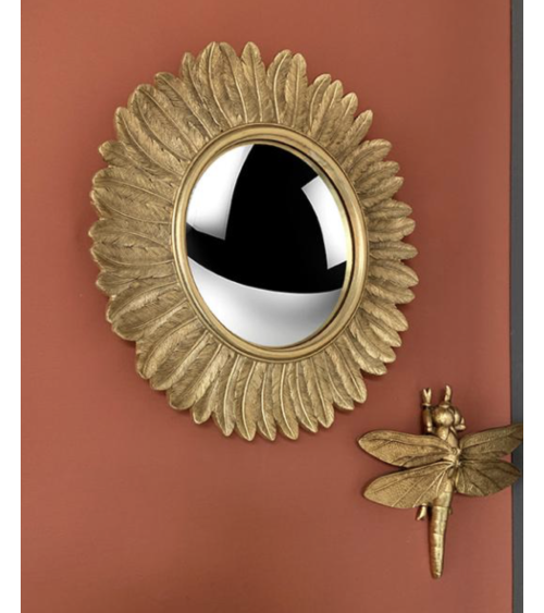 Miroir mural soleil doré convexe dans une décoration bohème chic