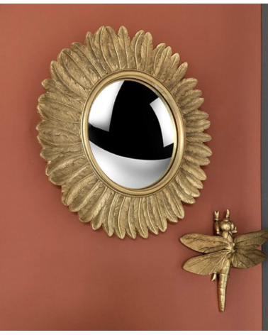 Miroir mural soleil doré convexe dans une décoration bohème chic