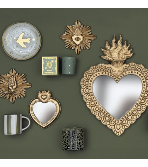 Composition murale bohème avec ex-voto dorés, miroir cœur sacré et décoration mystique chic