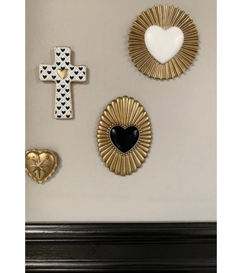 Composition murale bohème avec cœurs sacrés et décorations dorées vintage