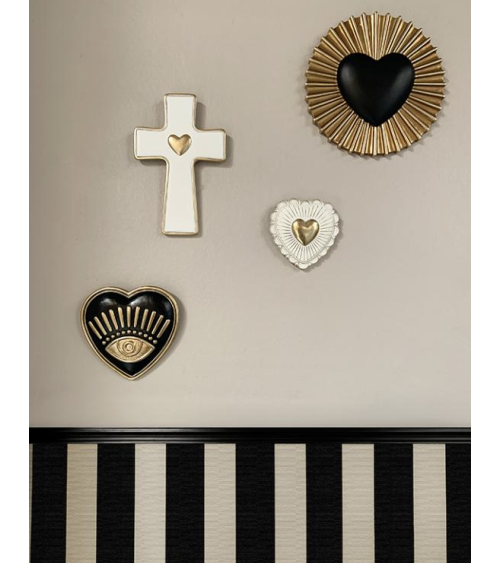 Composition murale bohème avec cœurs sacrés et décorations dorées vintage