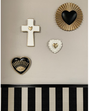 Composition murale bohème avec cœurs sacrés et décorations dorées vintage