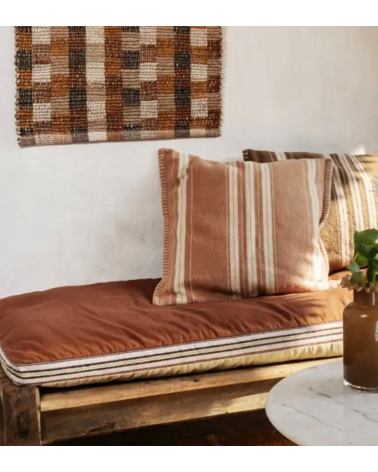 Coussin rose poudré et écru dans salon bohème naturel