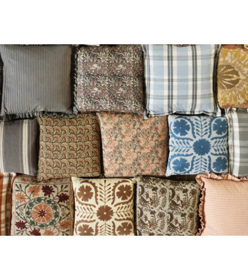 Coussin imprimé floral dans décoration bohème naturelle