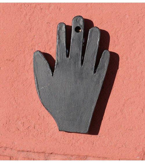 Dos de la main sacrée artisanale en bois noir avec système d’accroche murale, décoration inspirée des milagros mexicains