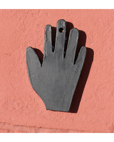 Dos de la main sacrée artisanale en bois noir avec système d’accroche murale, décoration inspirée des milagros mexicains