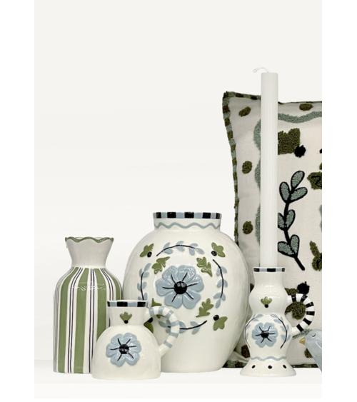 Composition déco bohème avec bougeoir floral en faïence bleue