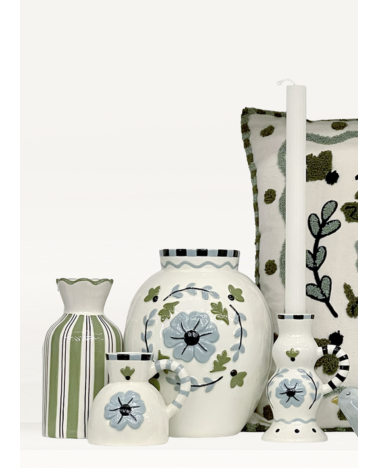 Composition déco bohème avec bougeoir floral en faïence bleue