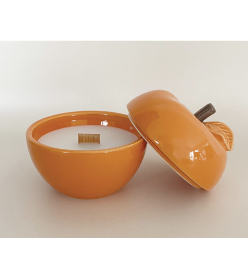 Bougie pomme orange ouverte avec mèche en bois