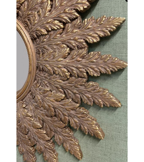 Détail des feuilles sculptées du miroir convexe doré