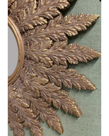 Détail des feuilles sculptées du miroir convexe doré