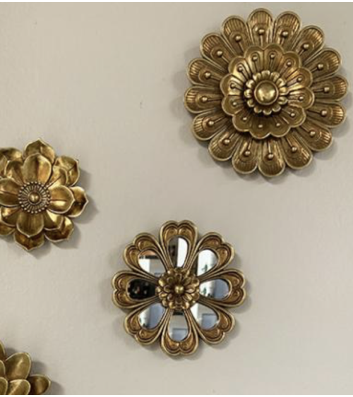 Composition de fleurs murales dorées dans une décoration vintage