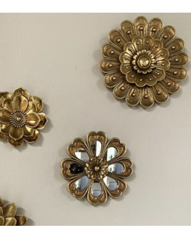 Composition de fleurs murales dorées dans une décoration vintage