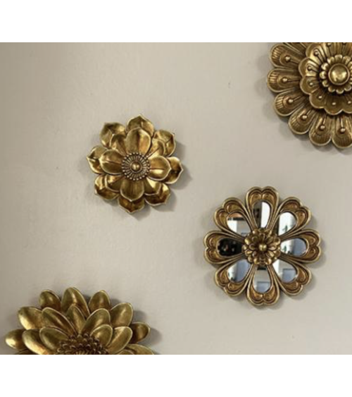 Composition de fleurs murales dorées dans une décoration vintage