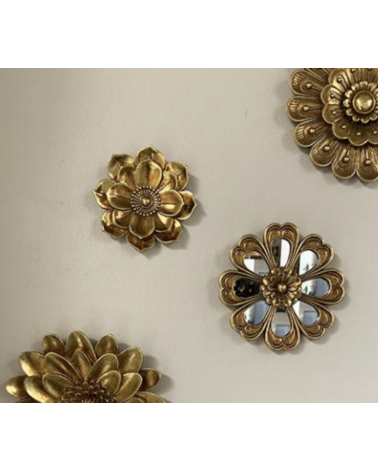 Composition de fleurs murales dorées dans une décoration vintage