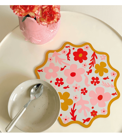 Set de table rond fleuri avec bol et décoration florale