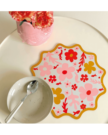 Set de table rond fleuri avec bol et décoration florale