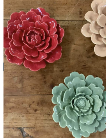 Fleur murale en céramique rouge brillante – décoration murale florale relief