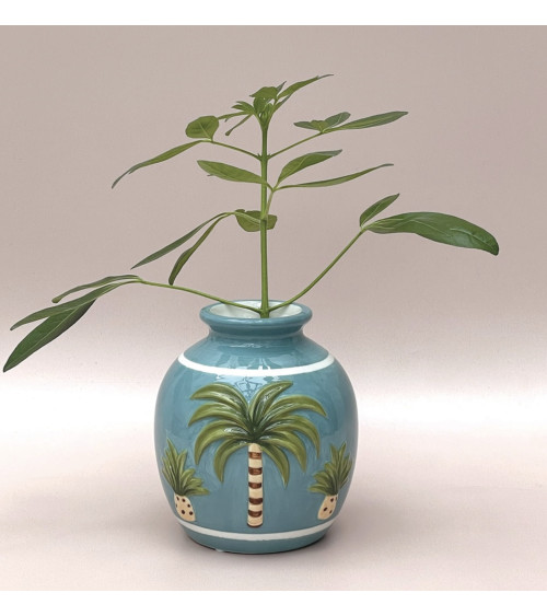 Vase décoratif bleu avec décor palmier en relief et feuillage