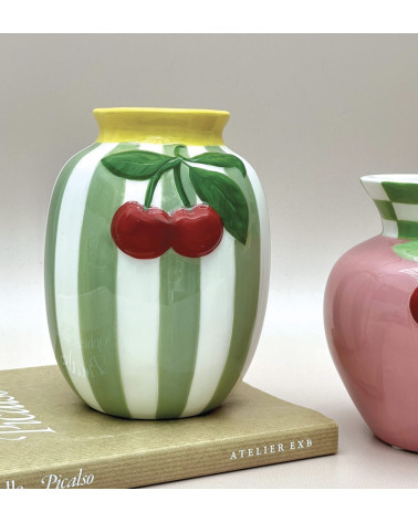 Vase décoratif cerises en faïence rayée vert sauge