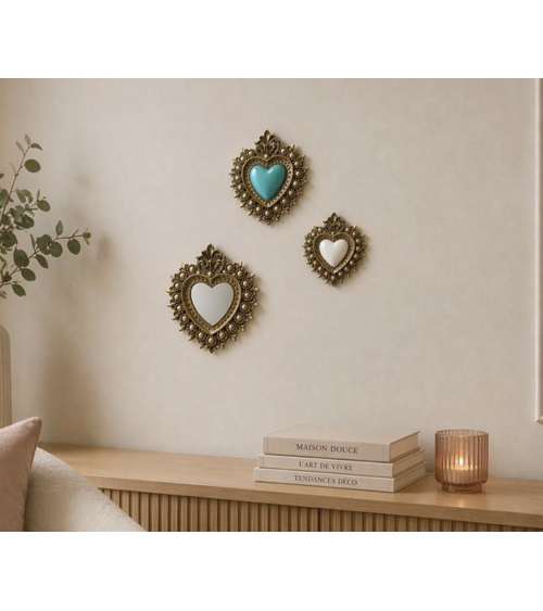 Miroir mural cœur ex-voto doré dans une décoration intérieure