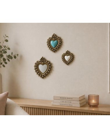 Miroir mural cœur ex-voto doré dans une décoration intérieure