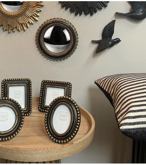 Miroir convexe fleur noir et doré dans une décoration murale élégante