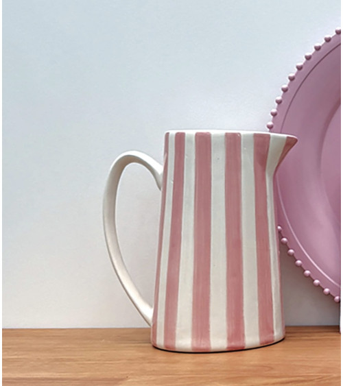 Pichet en céramique rayé rose utilisé en décoration intérieure