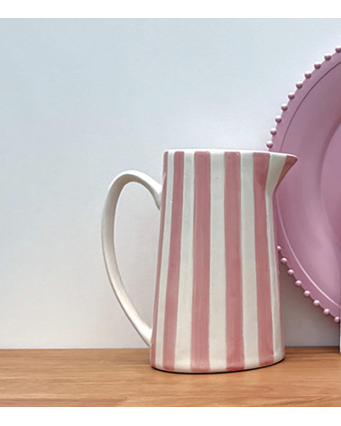 Pichet en céramique rayé rose utilisé en décoration intérieure