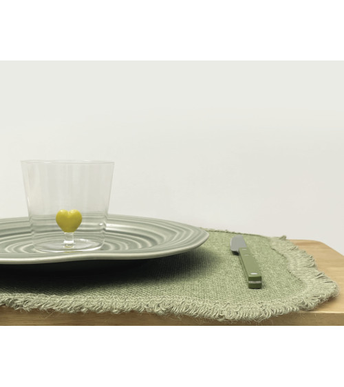 Set de table en jute vert avec vaisselle pour décoration de table naturelle