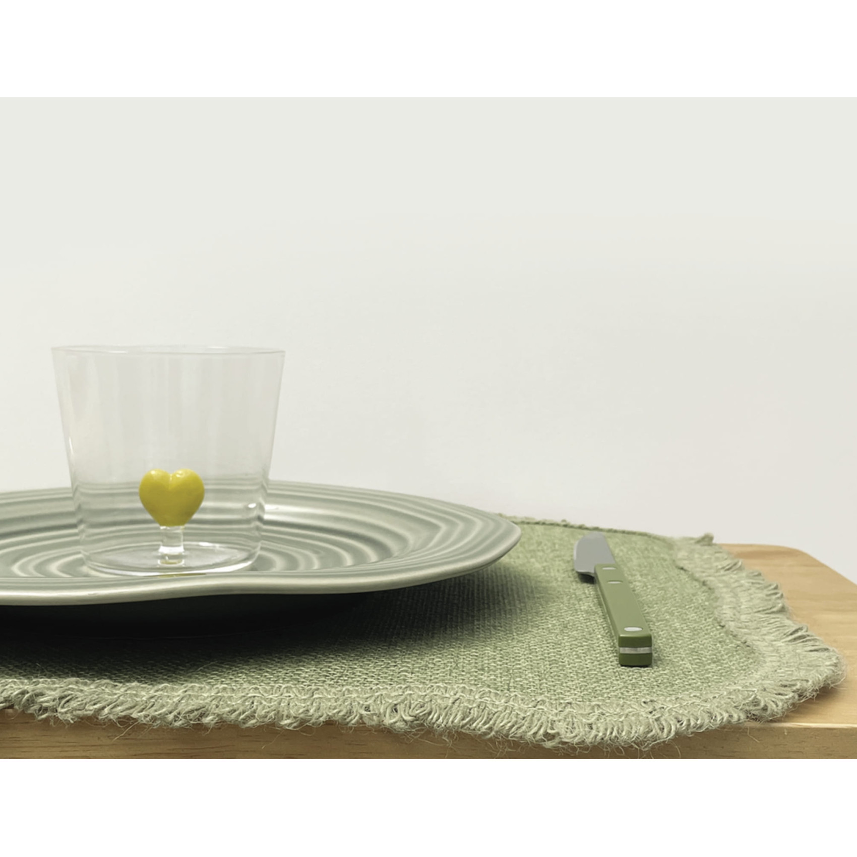 Set de table en jute vert avec vaisselle pour décoration de table naturelle