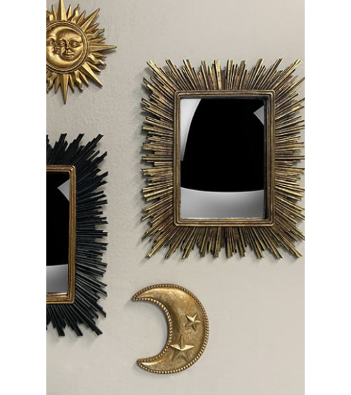 Miroir soleil doré dans une composition murale esprit cabinet de curiosités