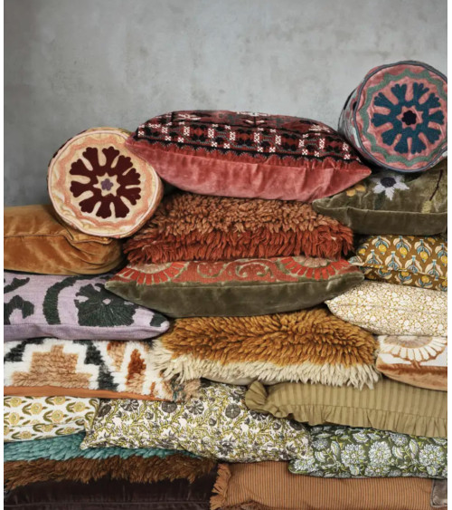 Coussin en velours brodé dans une décoration bohème chaleureuse