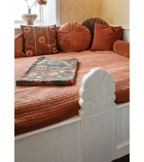 Coussin Suzani en velours brodé dans une décoration bohème
